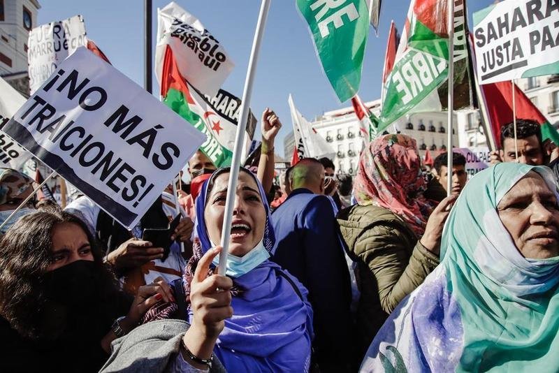<p> Un grupo de personas participa con pancartas y banderas en una manifestación contra la violación de derechos en el Sáhara Occidental </p>