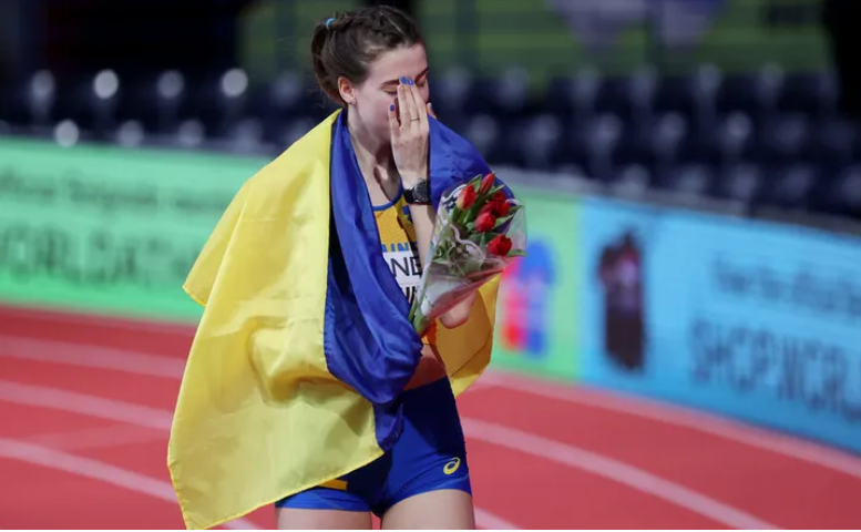 <p> Yaroslava Mahuchikh, emocionada tras alzarse como campeona del mundo </p>