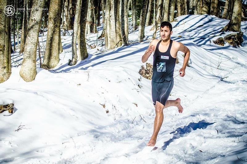 <p> Karim El Hayani corriendo descalzo por la nieve </p>
