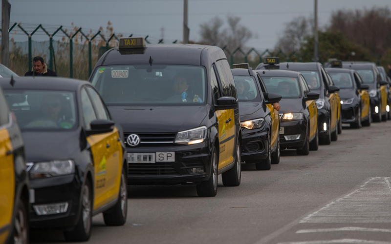 <p> Varios taxistas en una marcha lenta de taxistas en la T1 del Aeropuerto de El Prat de Barcelona, a 23 de marzo de 2022, en Barcelona - Lorena Sopêna - Europa Press </p>