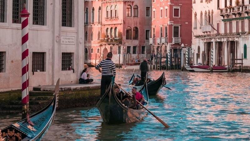 <p> Turistas en Venecia<br>Fuente: Unsplash </p>