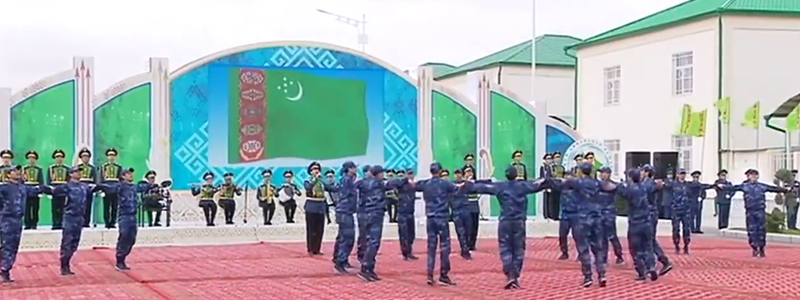 <p> Los militares recibiendo al nuevo presidente de Turmekistán </p>