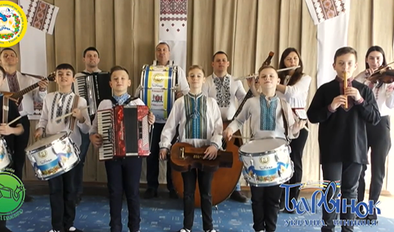 <p> La banda ucraniana tocando el himno de Asturias. Fuente: Telecinco </p>