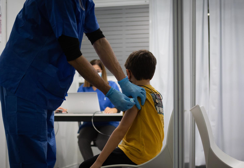 <p> Archivo - Un niño recibe la vacuna contra el Covid-19, en la Fira de Barcelona, a 15 de diciembre de 2021, en Barcelona, Catalunya (España). - David Zorrakino - Europa Press - Archivo </p>
