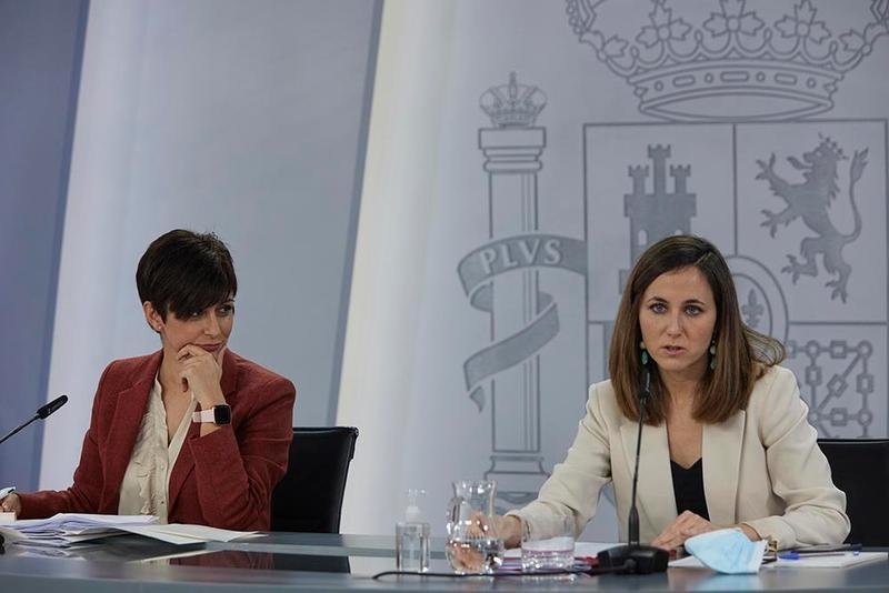 <p> Isabel Rodríguez e Ione Belarra </p>