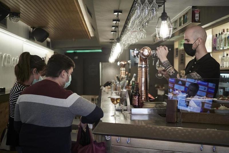 <p> Un camarero sirve una cerveza en el interior de un bar. Fuente: Europa Press </p>