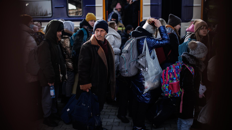 <p> Un grupo de personas a su llegada procedente de Ucrania en la estación de tren de Przemysl, en Polonia. Imagen de archivo. - Alejandro Martínez Vélez - Europa Press </p>