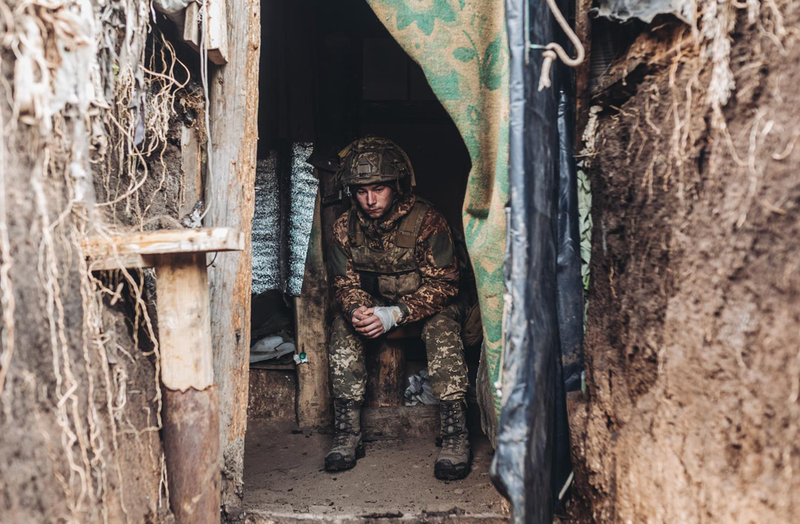 <p> Un soldado del ejército ucraniano en una trinchera en el frente de Niu York, Donetsk (Ucrania) - Diego Herrera - Europa Press </p>