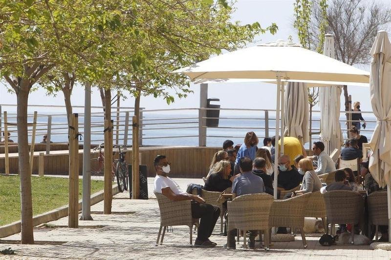 <p> - Varias personas en la terraza de un bar, a 11 de abril de 2021, en Mallorca, Islas Baleares </p>