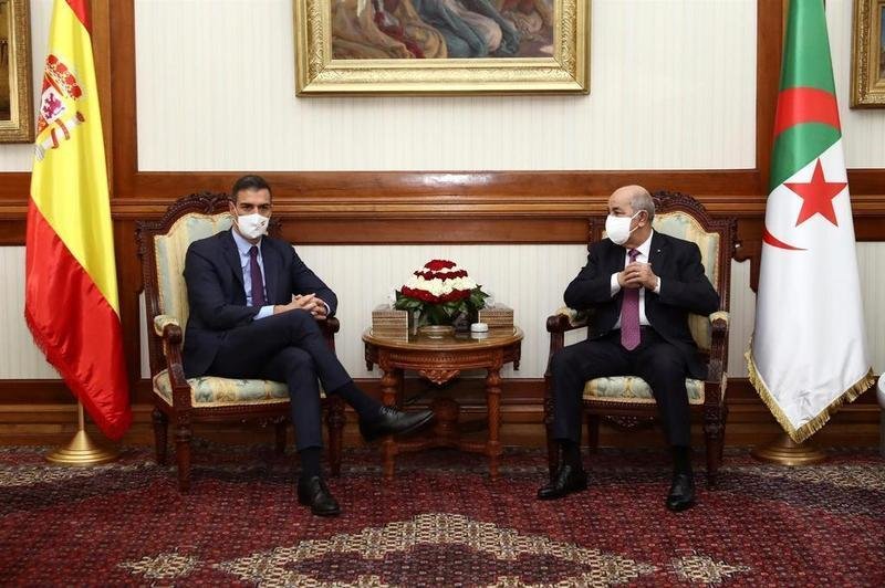 <p> El presidente del Gobierno, Pedro Sánchez, y el presidente de Argelia, Abdelmayid Tebune </p>