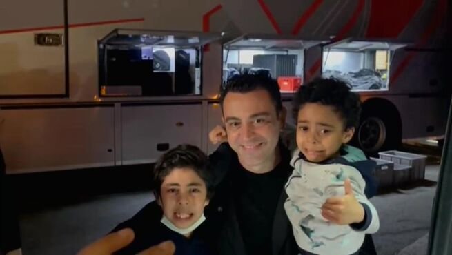 <p> Xavi con los hermanos que gritando le pidieron una foto </p>