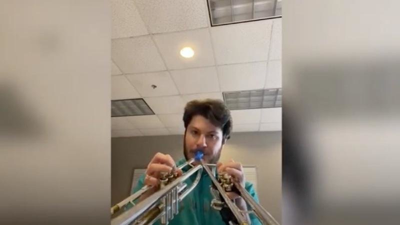 <p> Jesse Gibens, tocando dos trompetas con una boquilla. Fuente Youtube @videlo </p>