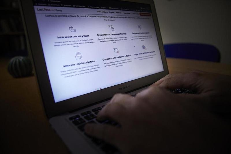 <p> Una persona navega en Internet con un ordenador, en Madrid </p>
