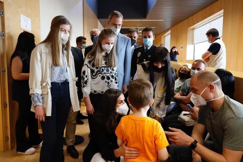 <p> Los Reyes, acompañados por la Princesa de Asturias y la Infanta Sofía, han visitado el Centro de Recepción, Atención y Derivación de refugiados ucranianos ubicado en Pozuelo de Alarcón, Madrid </p>