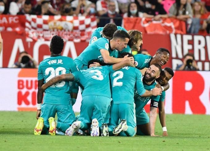 <p> Celebración conjunta del Real Madrid del gol de la victoria de Karim Benzema </p>