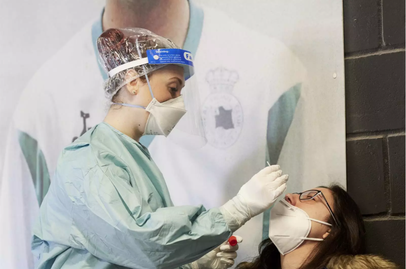<p> Una trabajadora sanitaria realiza un test de antígenos. Fuente: Europa Press </p>