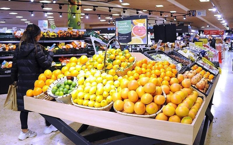 <p> Frutas en un supermercado </p>