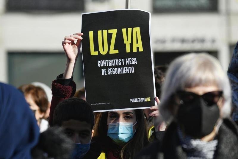 <p> Varias personas, con pancartas que rezan 'Luz Ya', se manifiestan para exigir contratos de luz para La Cañada Real, en la Puerta Del Sol, a 20 de febrero de 2022, en Madrid (España) </p>