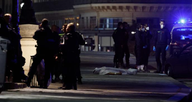 <p> La Policía se encuentra en Pont-Neuf tras el suceso | EP </p>