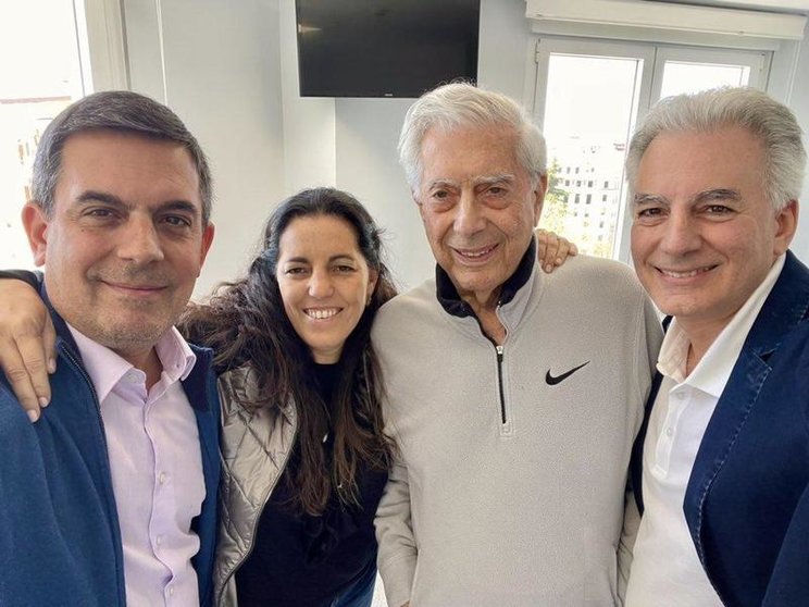 <p> Mario Vargas Llosa con sus hijos </p>