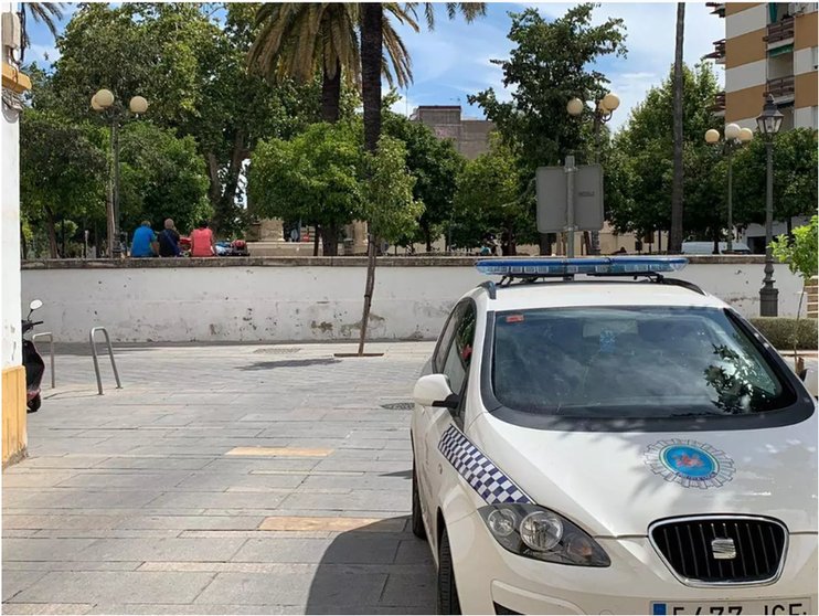 <p> Un vehículo de la Policía Local de Córdoba en una plaza, en una imagen de archivo. Fuente: Europa Press </p>