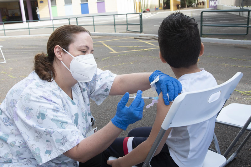 <p> Un niño es vacunado en el CEIP Tíncer de Santa Cruz de Tenerife, a 4 de febrero de 2022, en Santa Cruz de Tenerife, Tenerife, Islas Canarias (España). - Europa Press </p>