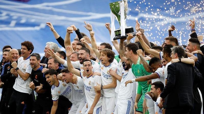 <p> El Real Madrid levantando el título de Liga </p>