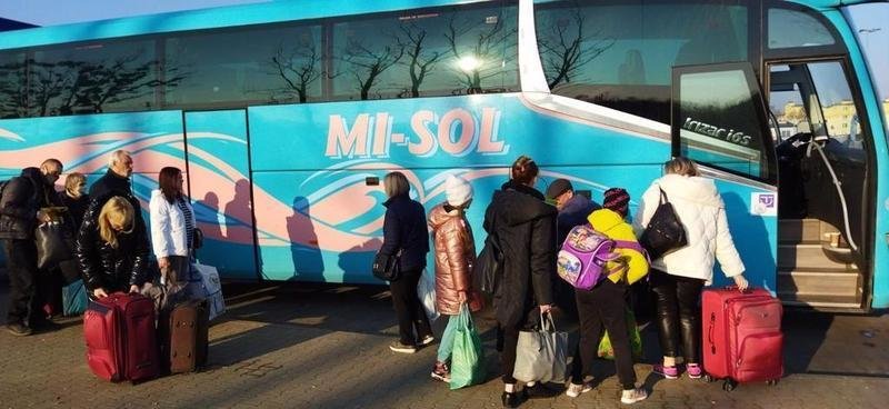 <p> Un autobús con familias ucranianas </p>