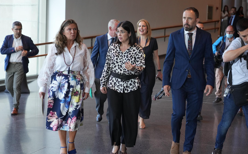 <p> La consejera de Salud, Gotzone Sagardui, junto a la ministra de Sanidad, Carolina Darias, y el delegado del Gobierno, Denis Itxaso - H.BILBAO-EUROPA PRESS </p>
