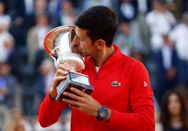 <p> Novak Djokovic con el trofeo del Masters 1.000 de Roma </p>