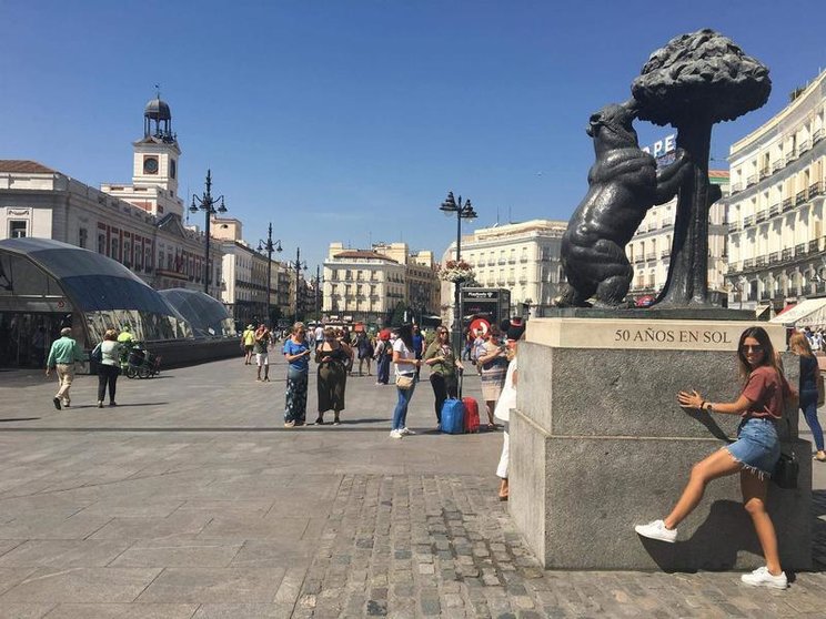 <p> Fotos de recurso de una turista haciéndose fotos en la Puerta del Sol, en Madrid </p>