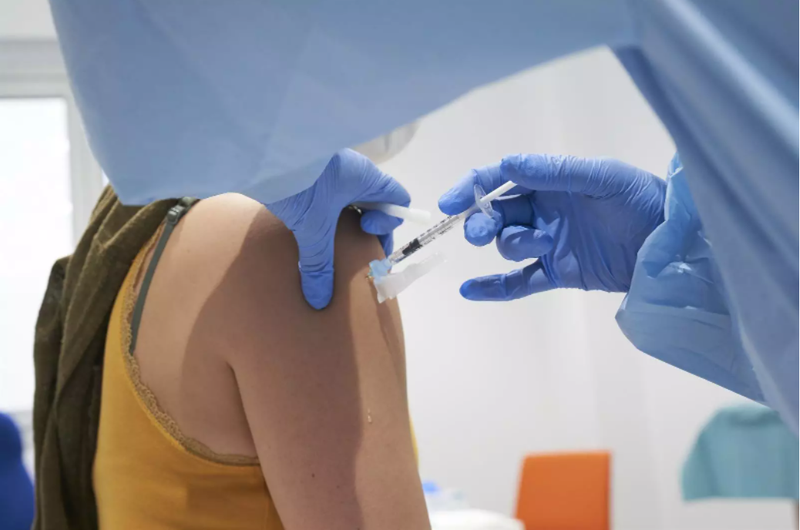<p> Una enfermera administra una vacuna. Fuente: Europa Press </p>
