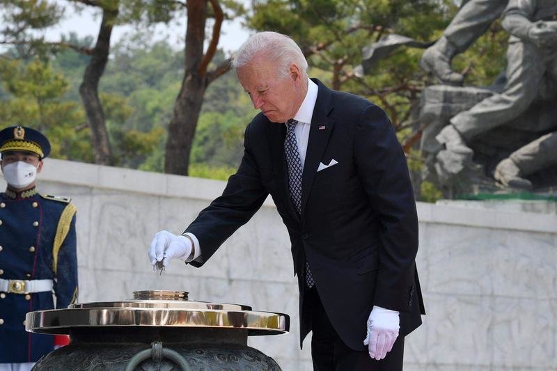 <p> Joe Biden, presidente de Estados Unidos, en un cementerio de Seúl </p>
