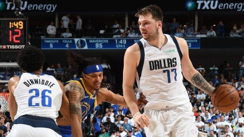 <p> Luka Doncic contra los Golden State Warriors </p>