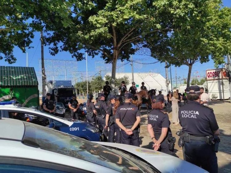 <p> Agentes de la Policía Local y Policía Nacional en la Feria de Córdoba - Europa Press </p>