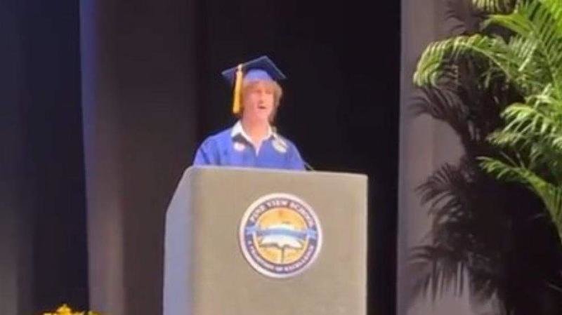 <p> Zander Moricz, graduado en Florida, realizando su discurso </p>
