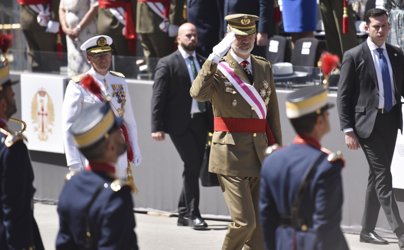 <p> El Rey Felipe VI durante el acto central conmemorativo del 'Día de las Fuerzas Armadas' en Huesca - Verónica Lacasa - Europa Press </p>