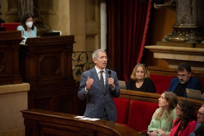 <p> El conseller de Educación de la Generalitat, Josep Gonzàlez-Cambray, en el pleno del Parlament </p>