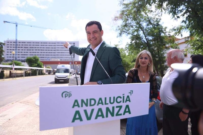 <p> El candidato del PP-A a la reelección como presidente de la Junta de Andalucía, Juanma Moreno, este viernes, durante una visita al Hospital Militar de Sevilla - JOAQUÍN CORCHERO-EUROPA PRESS </p>