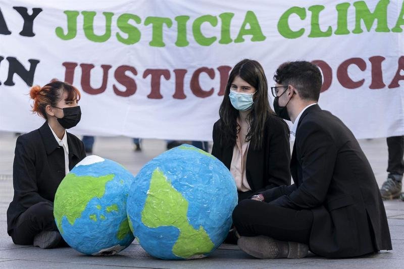 <p> Varios personas participan en una concentración bajo el lema ‘No habrá justicia climática sin justicia social’ en Callao, a 21 de octubre de 2021, en Madrid </p>