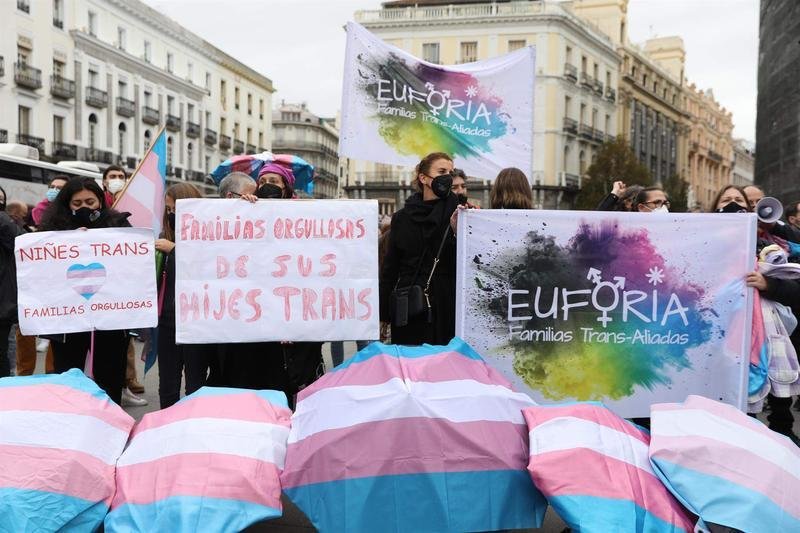 <p> Varias personas sostienen pancartas del colectivo Euforia Familias Trans-Aliadas - Isabel Infantes </p>