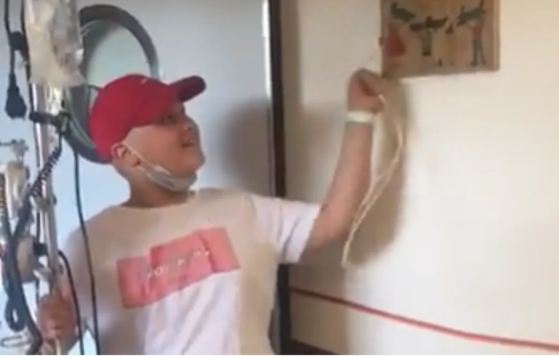 <p> Captura del vídeo donde Manuel toca la campana en el Hospital Virgen del Rocío </p>