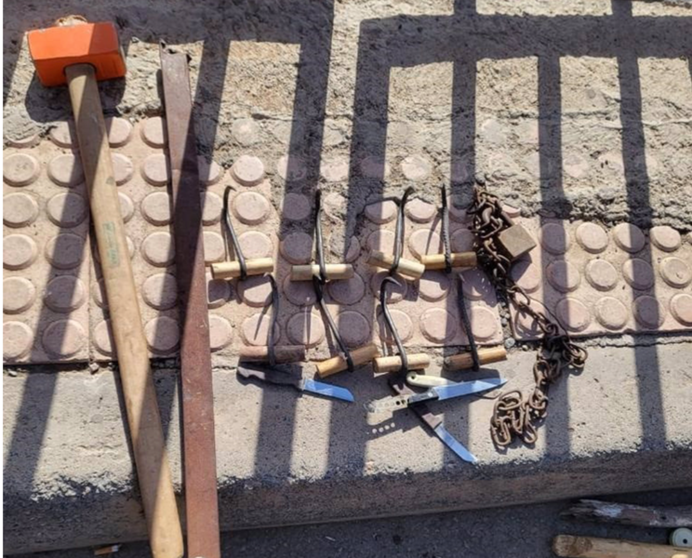<p> Armas utilizadas por inmigrantes subsaharianos contra la Policía marroquí en el asalto a la valla de Melilla - FUENTES DE LA EMBAJADA MARROQUÍ EN MADRID </p>