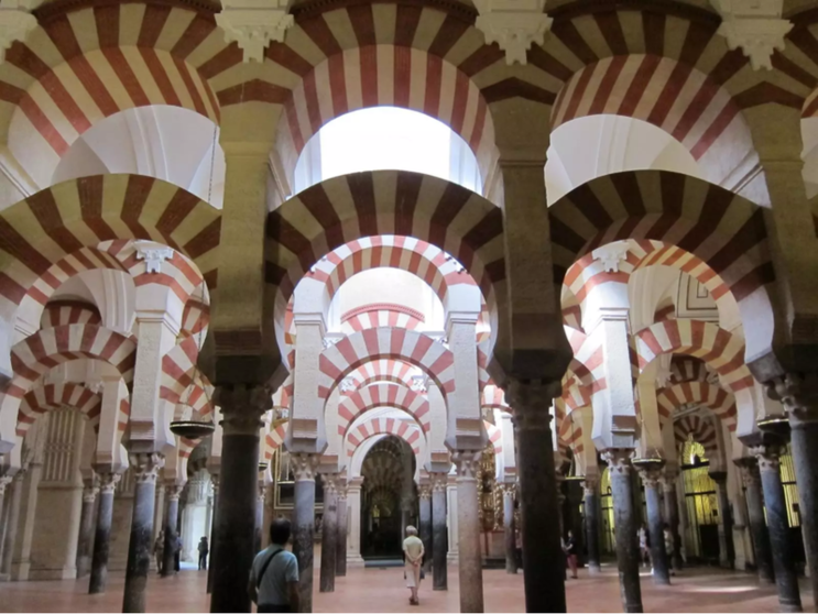 <p> Interior de la Mezquita-Catedral de Córdoba. Fuente: Europa Press </p>