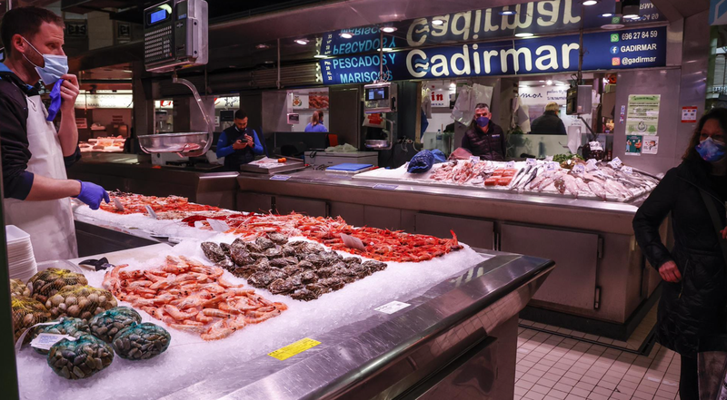 <p> Archivo - Un vendedor en un puesto de pescado y marisco en el Mercado Central de Valencia. </p>