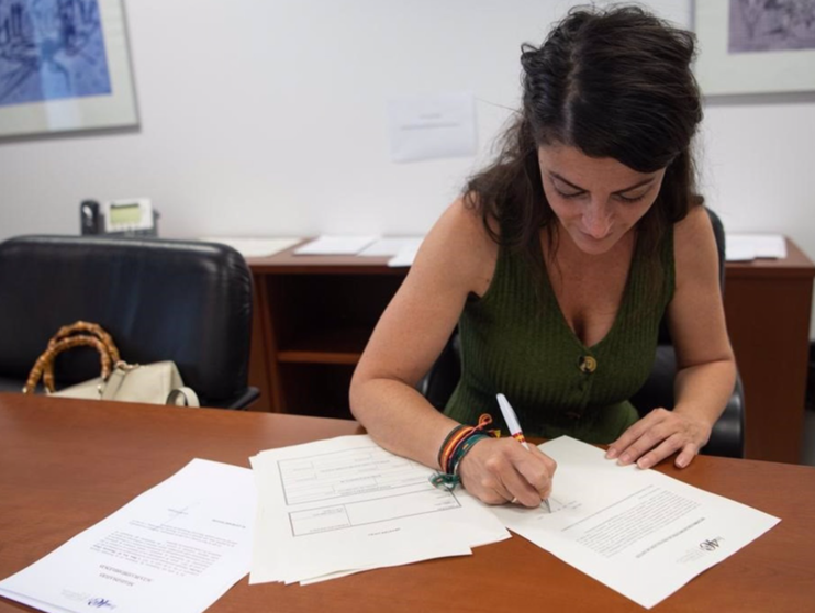 <p> Macarena Olona firma su acta como diputada en el Parlamento de Andalucía, este jueves - VOX </p>