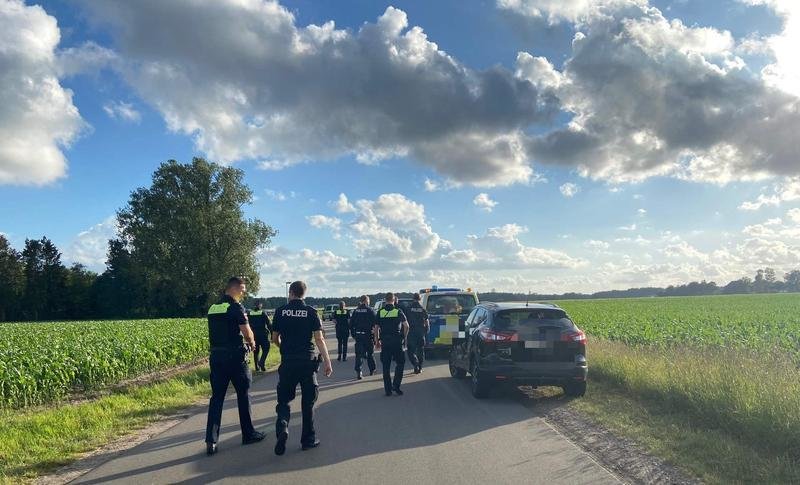 <p> La policía de Oldenburg durante la búsqueda de Joe. Fuente Twitter @Polizei_OL </p>