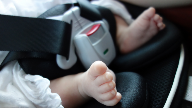 <p> Bebé en un coche, imagen de archivo </p>