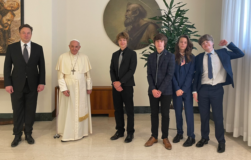 <p> Elon Musk y sus 4 hijos junto al Papa </p>