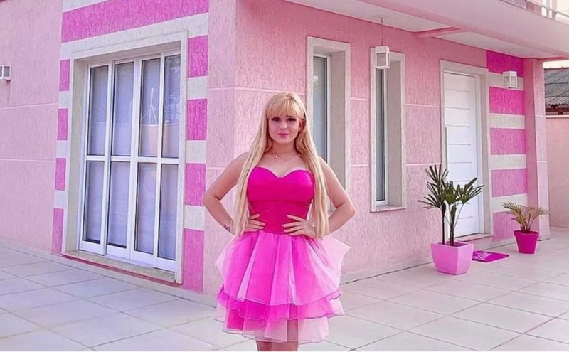 <p> Bruna Barbie en su casa asemejada a la mansión Barbie </p>